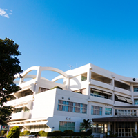 憧れの仕事を目指して就職するために芸能系専門学校に通う